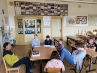 Fotografie z natáčení rozhovoru se Zikmundem Schwarzkopfem s žákovským týmem v rámci projektu Příběhy našich sousedů