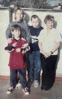 Dagmar Dresslerová (vpravo) s dcerou a vnoučaty