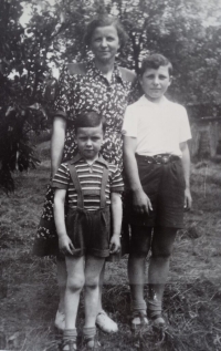 Miloš Charbuský s bratrem a maminkou 