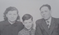 Miloš Charbuský s rodiči