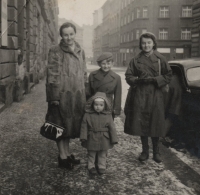 Bohdan Kaminský (dole uprostřed) se svou maminkou a sourozenci v době, kdy byl tatínek uvězněn. Vyfoceno před domem v Bořivojově ulici čp. 78