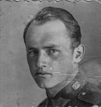 Otec pamětnice Bohumil Mrkvička jako voják prezenční služby, 30. léta dvacátého století