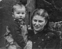 Eva Dlouhá s maminkou, kolem roku 1947