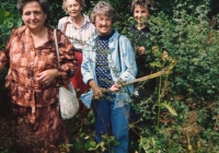 "Ducklinky" po sametové revoluci hledají u zámku poklad, maminka první zprava