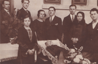 Posmrtný snímek člena rodiny Dvořáků, patrně Michalovka na Volyni, 30.–40. léta