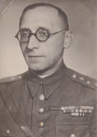 Otec pamětnice Józef Zbierajewski coby kapitán polské armády, 1946