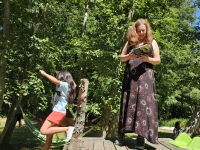 Pavla Fáberová, předsedkyně organizace Blízký soused, jako vedoucí na letním pobytovém táboře pro děti