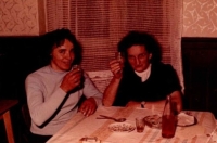 Anna Novotná (vlevo) na statku v Točníku se svojí kamarádkou