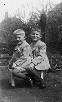 Mikuláš Havrlík (vpravo) s bratrem Svatoplukem, květen 1939 v Lounech