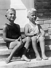 Bratři Mikuláš (vlevo) a Svatopluk Havrlíkovi ve Zlíně, rok 1942