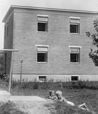 Bratři Mikuláš (vlevo) a Svatopluk Havrlíkovi, srpen 1939 před domem, kde žili ve Zlíně