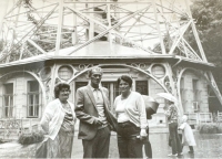 Helena Matrasová (zleva) s manželem Ladislavem a sestřenicí, nedatováno