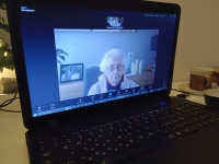 Lizzy při natáčení, březen 2025