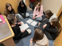 Tým ZŠ Sirotkova během natáčení rozhlasové reportáže v Českém rozhlase Brno 