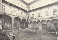 Dům U černého psa, vnitroblok s pavlačemi, Horní náměstí 12, Olomouc. První bydlení manželů Daňkových (první okno vlevo v patře)