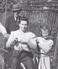 Irma Rubaciová v dětství s matkou