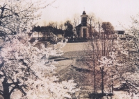 Kostel svaté Kateřiny v Kačerově. Dnes již vykácená třešňová alej v roce 1937