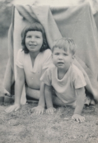 V 80. letech se Ilju Květoňovi narodily děti. I kvůli nim začal být aktivní v disentu