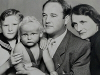 Pamětník s rodiči a mladším bratrem, 1948