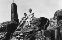 S bratrem Wernerem na Ještědu, 1938