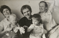 Marcela, Jaroslav, Jan Šabatovi a jejich děti, 1984