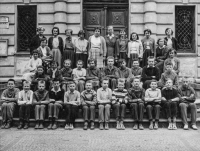 Třídní fotografie, 2.A, Pavel Marek pátý zprava nahoře, 1954/1955