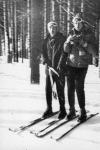 Na lyžích s kamarádem