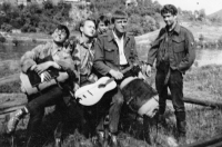 Jaroslav Neumann (druhý zleva) s kamarády, 1965 