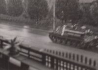Okupační tank, z balkonu bytu v Černokostelecké ul. v Praze, 21. srpna 1968