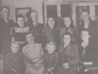 Členové Jednoty českých bratří po repatriaci z Polska v Karlových Varech roku 1948. Hana vlevo dole