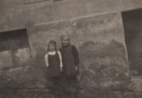 Se sestrou ve Staré Roli, 1947