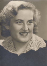 Hanina fotografie z maturitního tabla, 1957