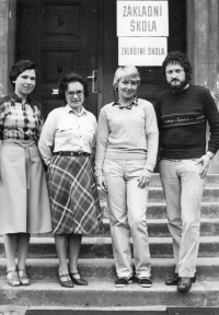 Pamětník s kolegyněmi ze ZVŠ Lomnice nad Popelkou, 1976