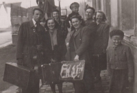 S divadelním souborem, první řada, druhá zprava s kufrem, rok 1950