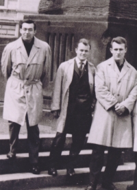 Josef Utíkal mezi kamarády Janem Králem a Josefem Hlaváčkem 