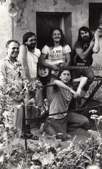 S přáteli v hospodě Na Pinduli, vlevo Milan Konečný, Jan Včelař stojící vpravo, 1988