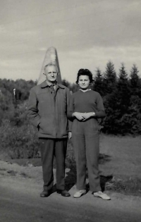 S tatínkem Františkem Hartmanem na Slovensku (památník Slivenec), asi 1960 