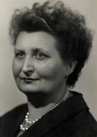 Maminka Marie Hartmanová,1958