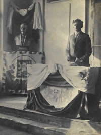 Otec František Hartman při projevu k 78. narozeninám TGM na školní oslavě, 1928