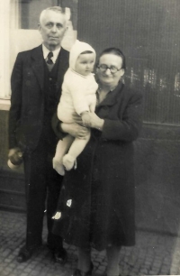 S prarodiči Trčkovými z matčiny strany, 1951