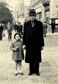 S dědou Trčkou v Praze na Václavském náměstí, 1954 