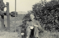 Otec pamětnice JUDr. František Hartman nádeníkem u stavebního vlaku, 1960