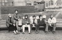 Bohdan Kaminský (třetí zprava) se svými spolužáky ze střední školy, Staroměstské náměstí v Praze