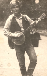 Tramp Vratislav Špaček při hře na banjo, 1970