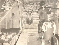 Kamarád zvaný Jack uvnitř trampské boudy, 70. léta 