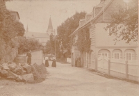 Továrnická vila tatínkovy rodiny v Jiříkově v Kostelní ulici