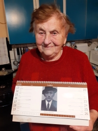 Zdeňka Calábková s kalendářem obce Tršice, věnovanému 80. výročí zákřovského masakru (r. 2025).