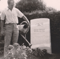 Josef Utíkal u hrobu otce Josefa Pátka v Bolingenu v roce 1966