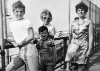 Alan Kubica s mladším bratrem Janem, vpravo druhá otcova žena