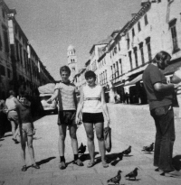 Alan Kubica s mladším bratrem Janem a druhou otcovou ženou v Jugoslávii